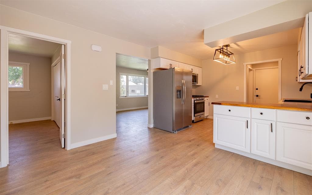 912 E Madison St — photo 5 of 25