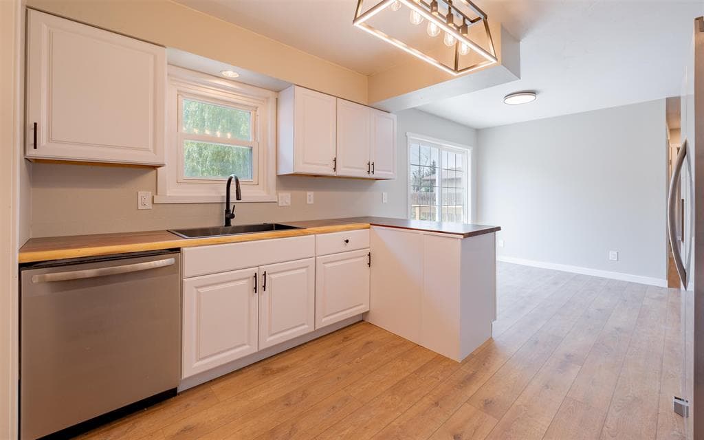 912 E Madison St — photo 8 of 25