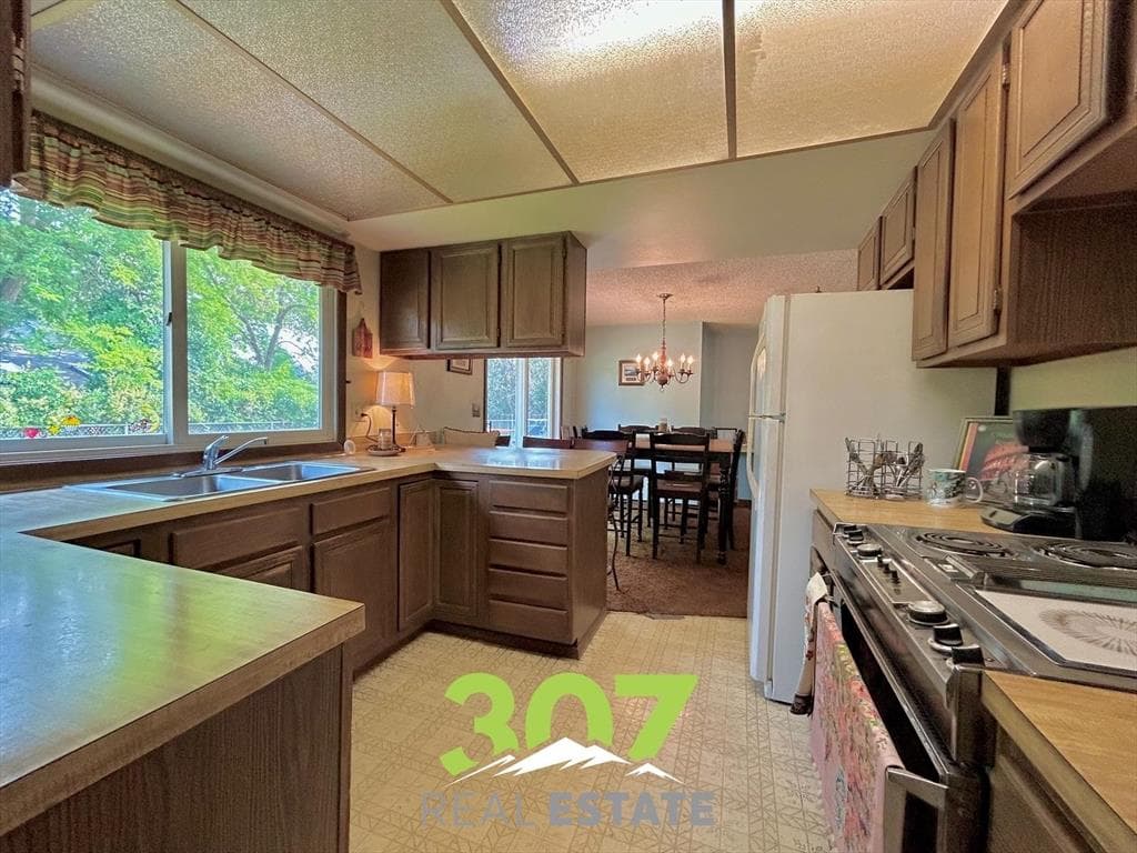 909 Avenue E — photo 13 of 25