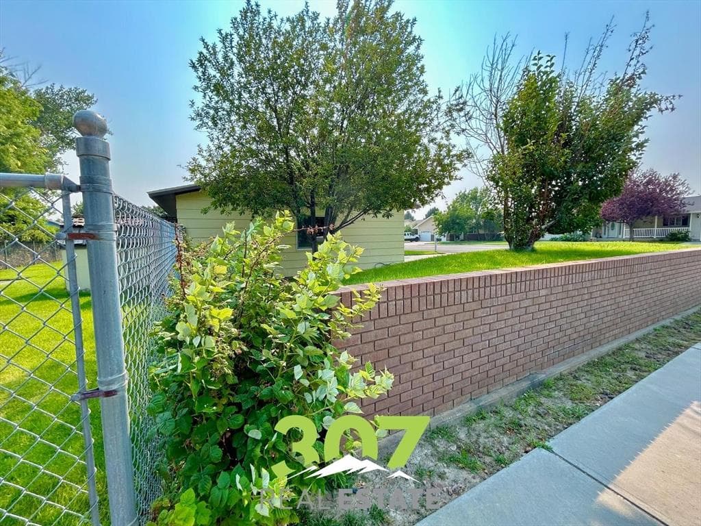 909 Avenue E — photo 6 of 25