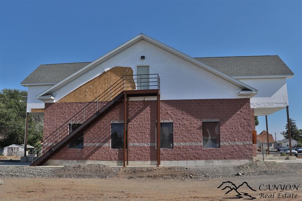286 S Douglas St — photo 2 of 25