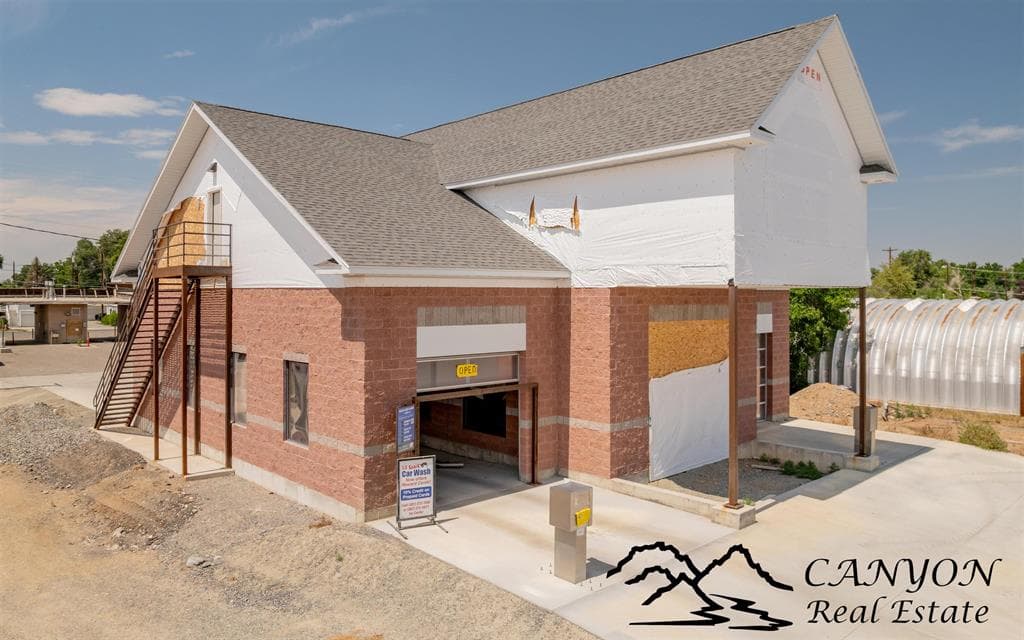 286 S Douglas St — photo 3 of 25