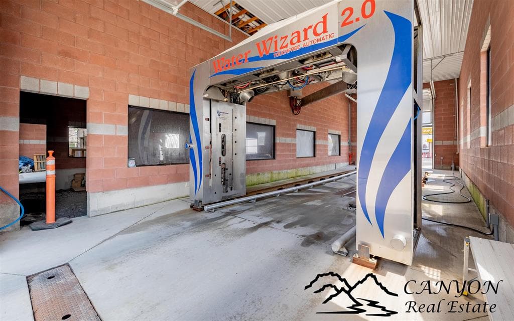 286 S Douglas St — photo 4 of 25