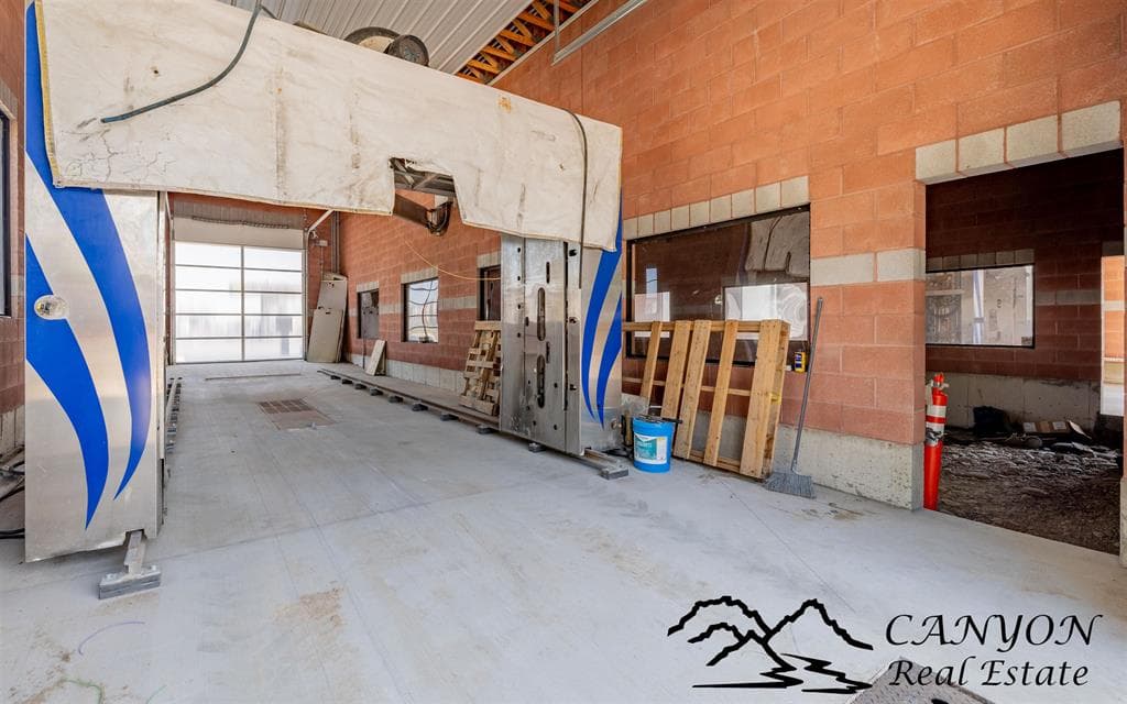286 S Douglas St — photo 6 of 25