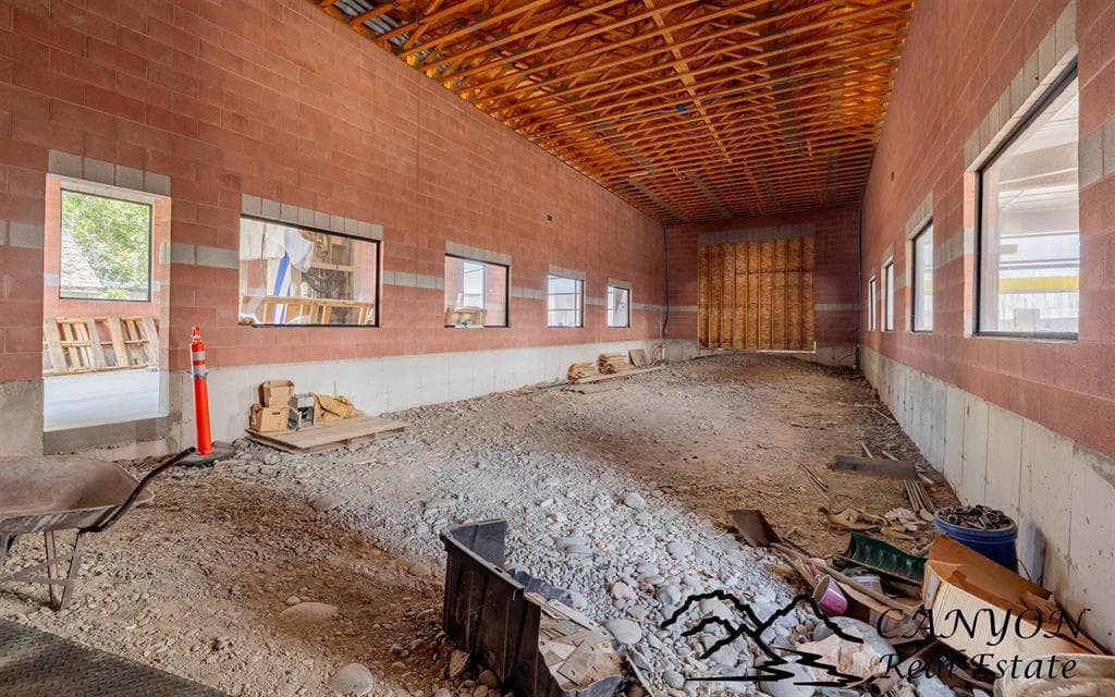 286 S Douglas St — photo 8 of 25