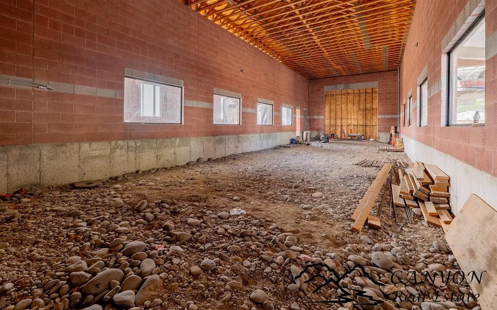 286 S Douglas St — photo 9 of 25