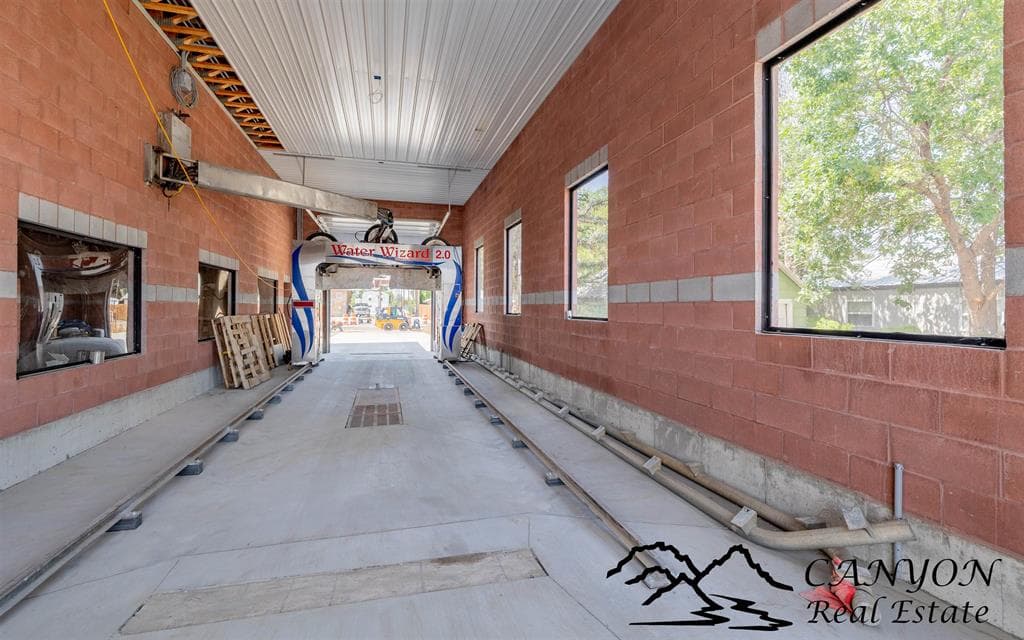 286 S Douglas St — photo 10 of 25