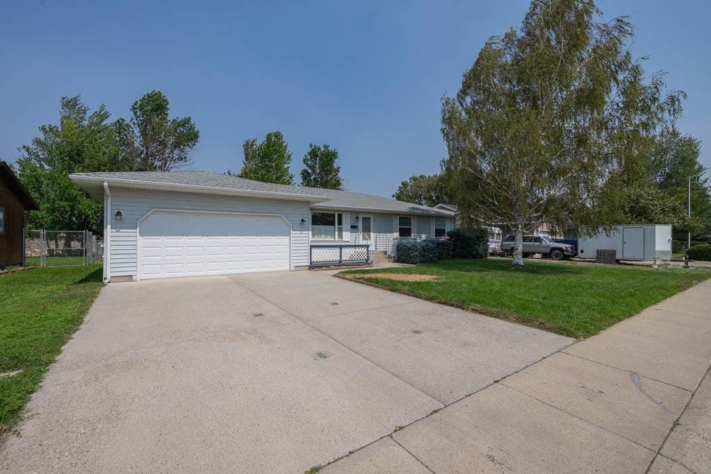925 River View Dr — photo 2 of 25