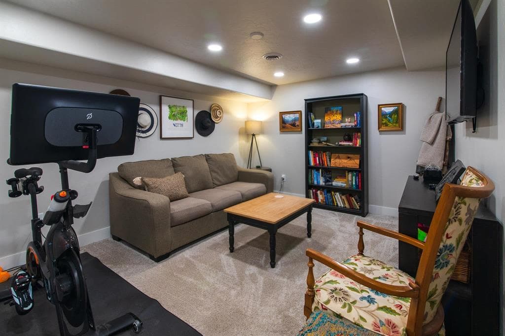 1425 Alger Ave — photo 15 of 25
