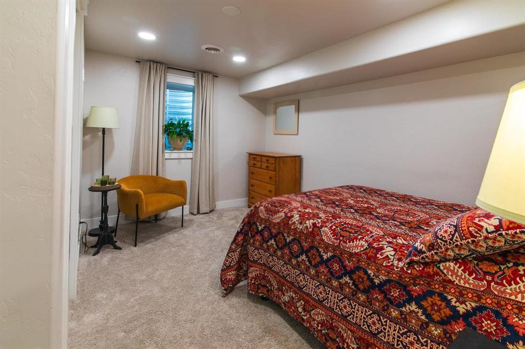 1425 Alger Ave — photo 17 of 25