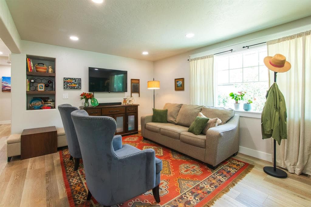 1425 Alger Ave — photo 3 of 25