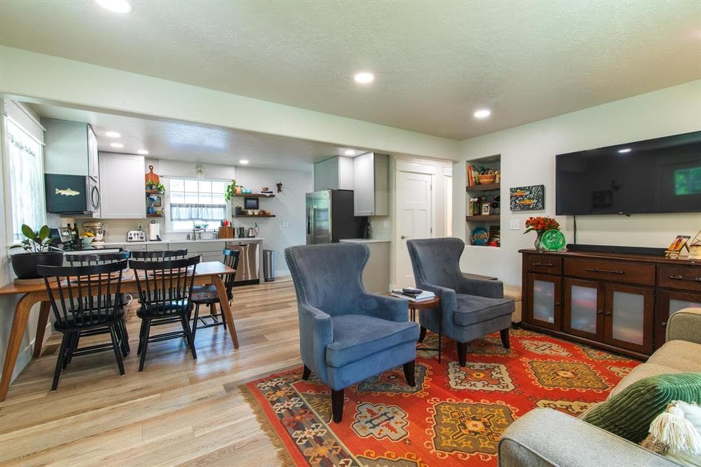 1425 Alger Ave — photo 4 of 25