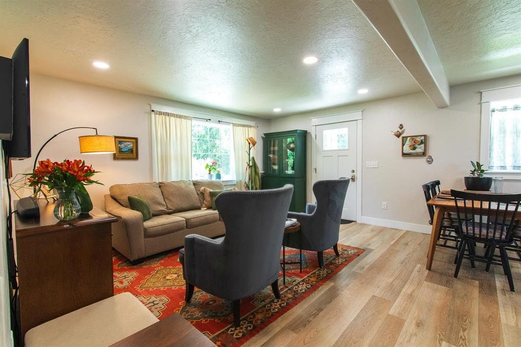1425 Alger Ave — photo 5 of 25