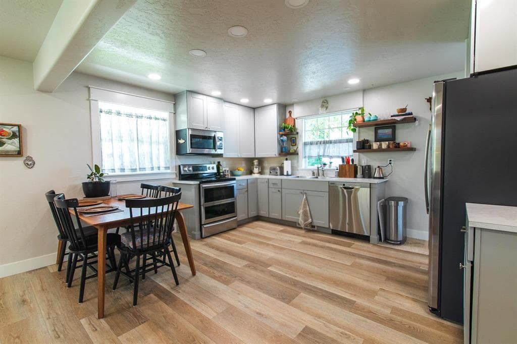 1425 Alger Ave — photo 6 of 25