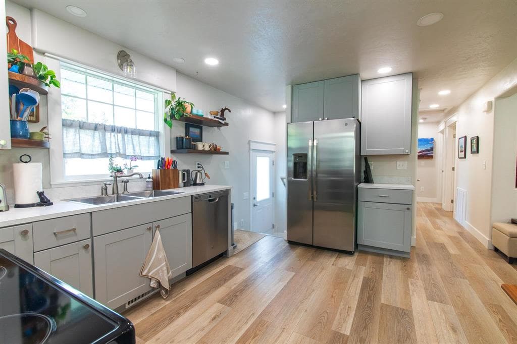 1425 Alger Ave — photo 8 of 25