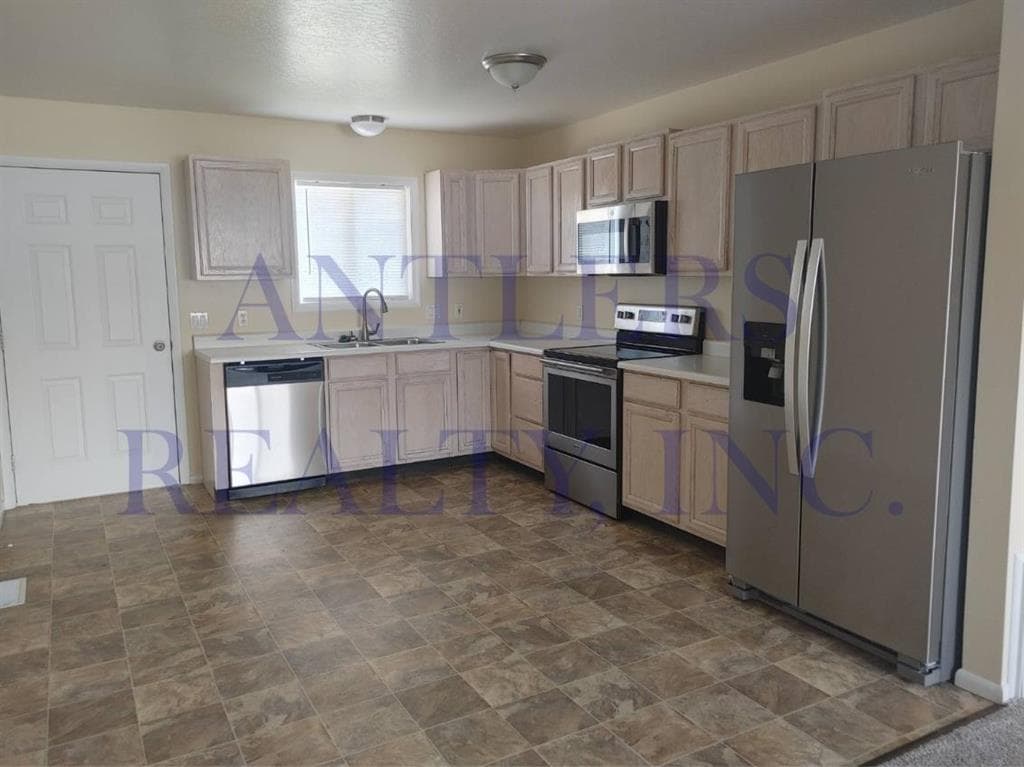 1112 Elm Ave — photo 3 of 9