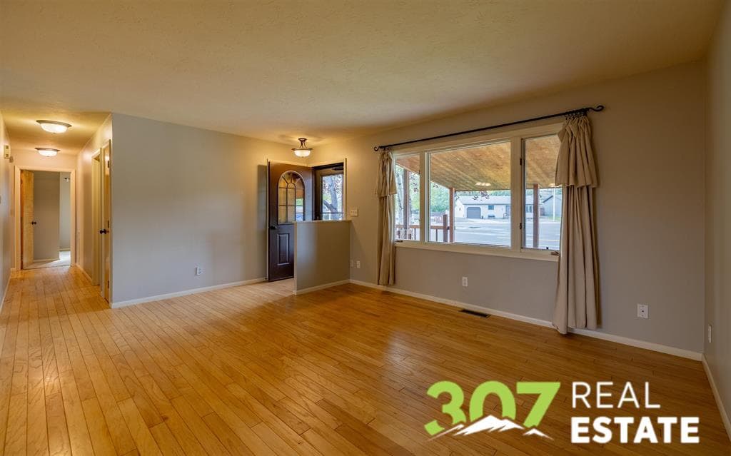 919 Spruce Dr — photo 2 of 25