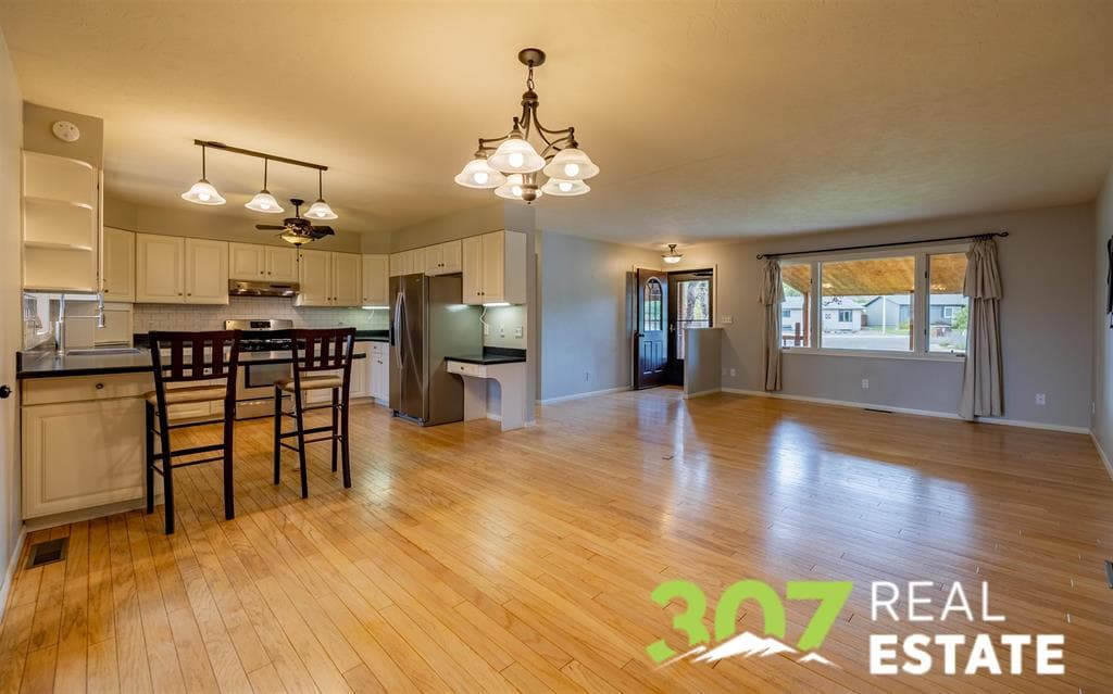 919 Spruce Dr — photo 3 of 25