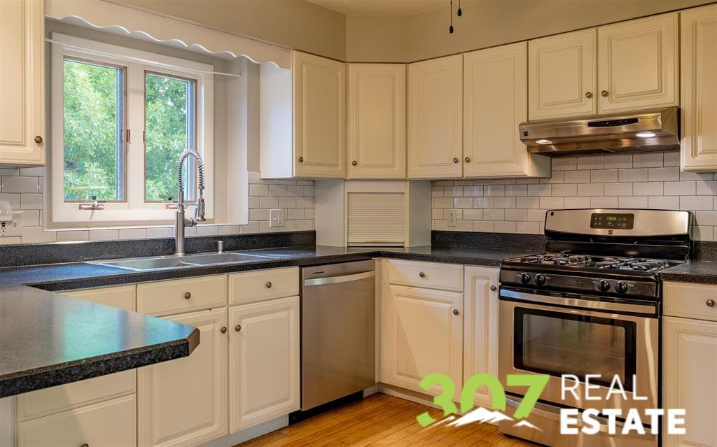 919 Spruce Dr — photo 4 of 25