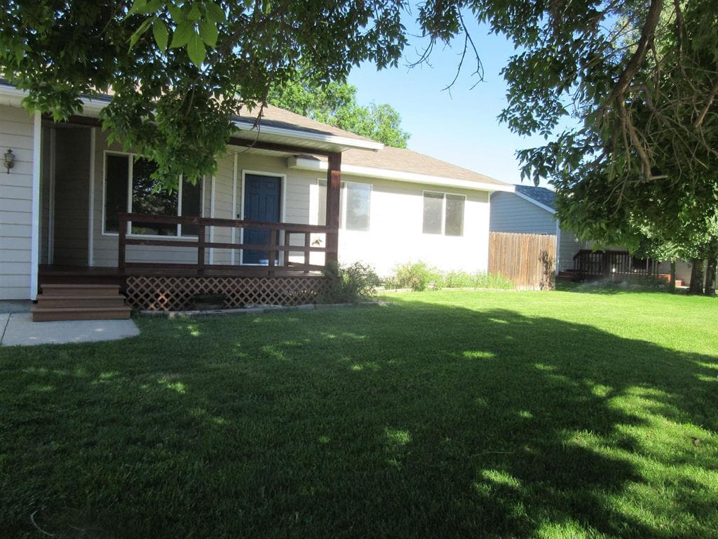 820 Outlook Ct — photo 2 of 25