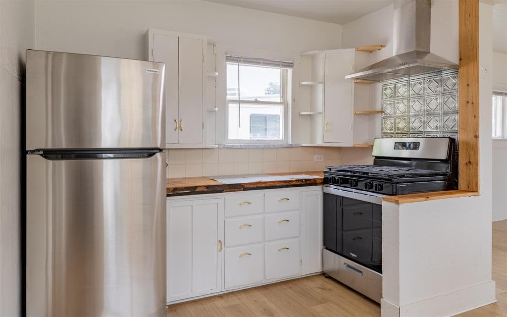 384 S Gilbert St — photo 4 of 25