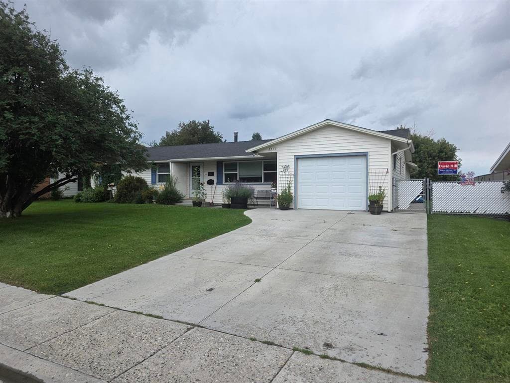2573 Newton Ave photo 1