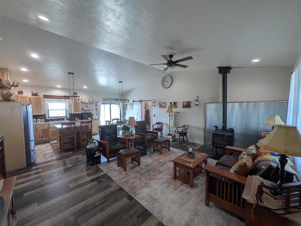 840 Lavender Ln — photo 2 of 25