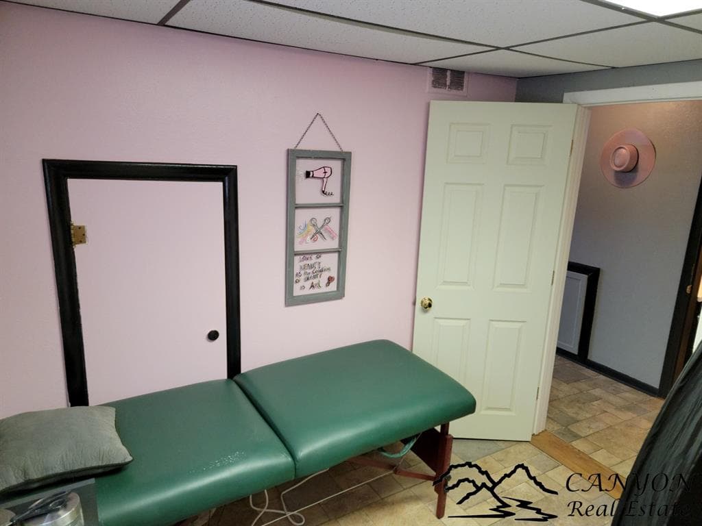 450 Montana Ave — photo 10 of 25