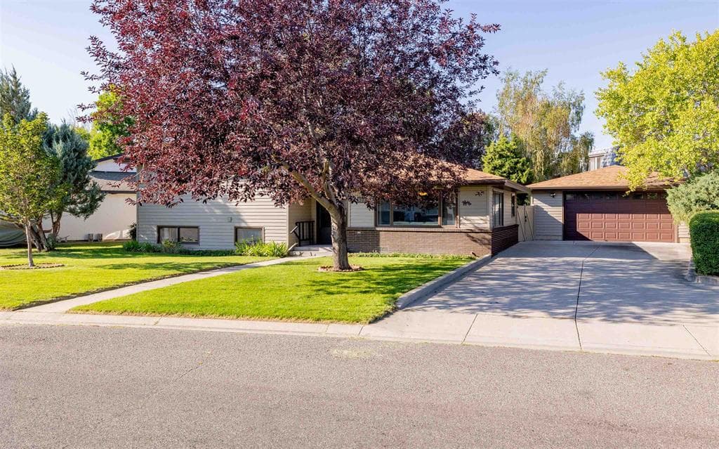 920 Aspen Dr photo 1