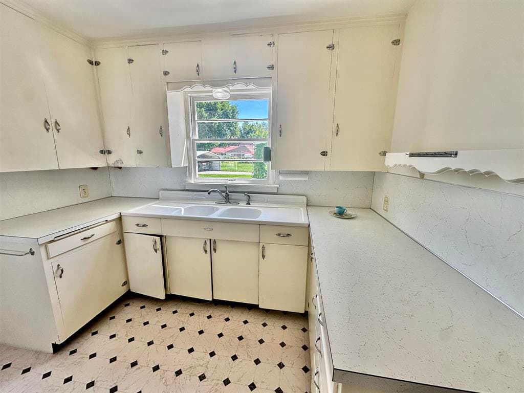821 Howell Ave — photo 13 of 25