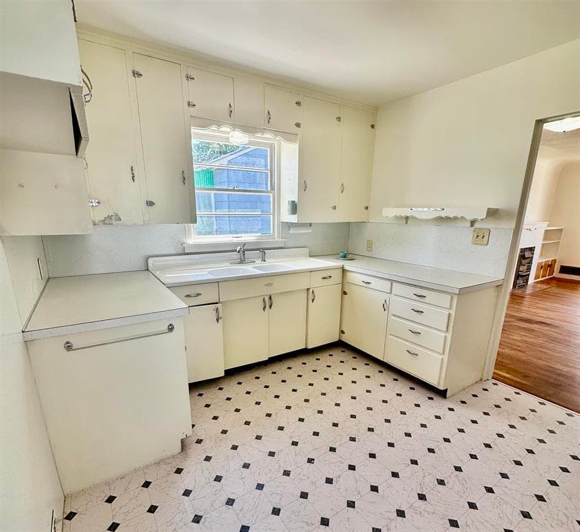 821 Howell Ave — photo 14 of 25