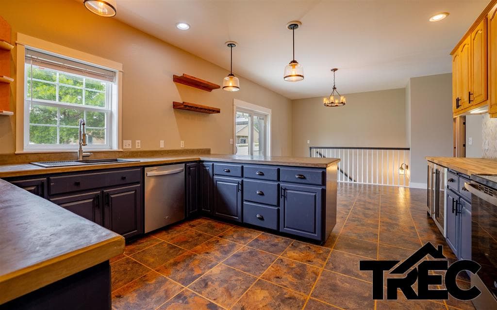 642 Cedarwood — photo 9 of 25