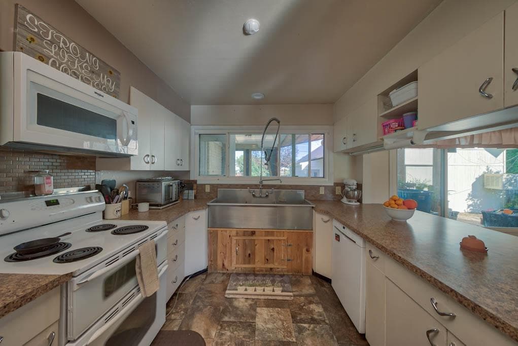 2113 N Kerper Blvd — photo 12 of 25