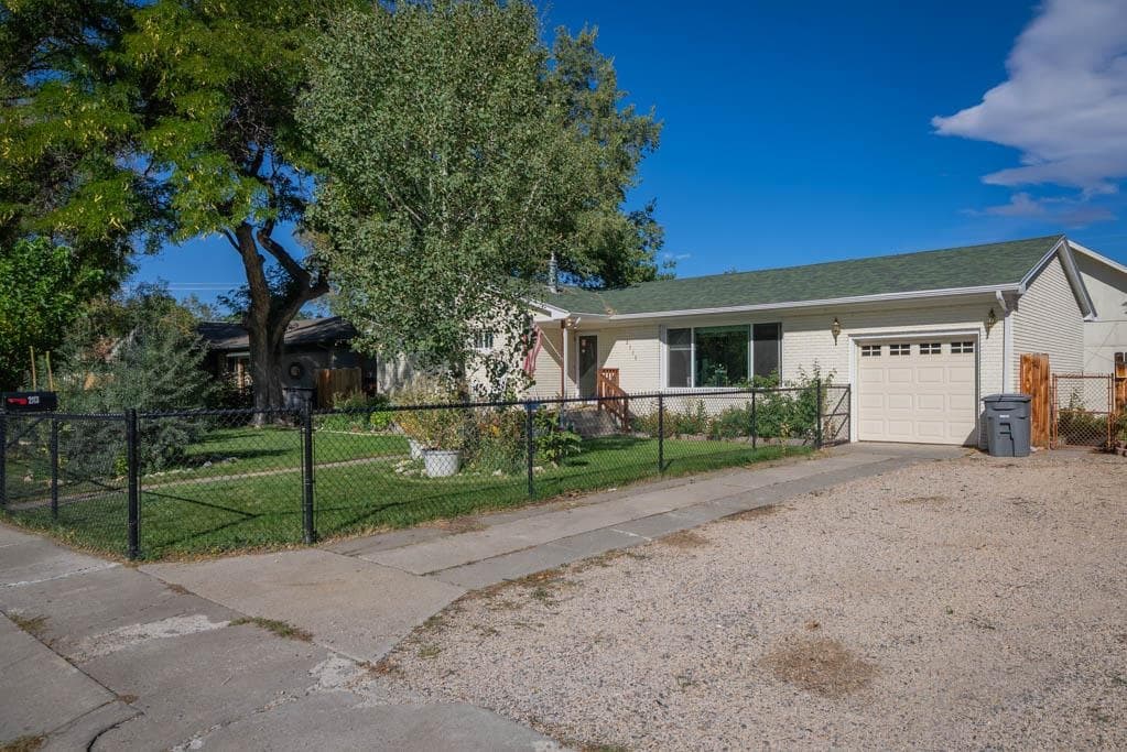 2113 N Kerper Blvd — photo 4 of 25