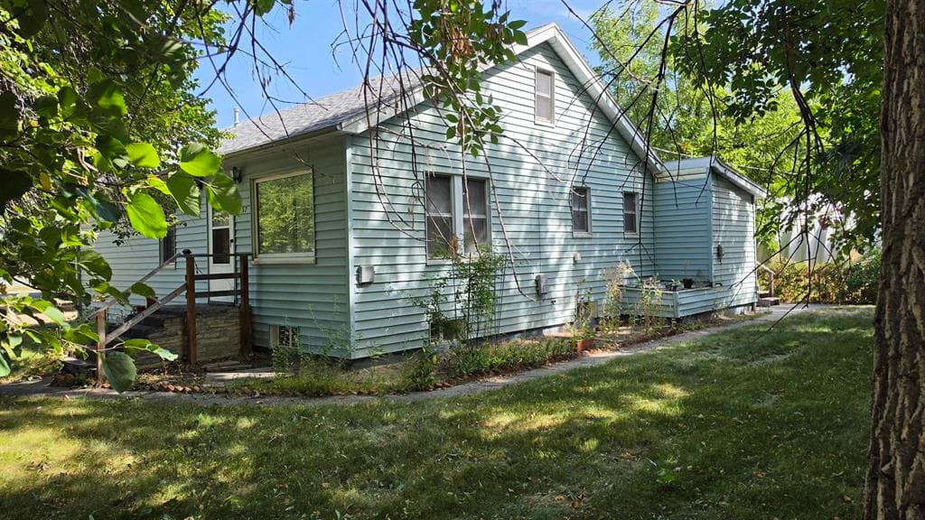 257 8th St N photo 1
