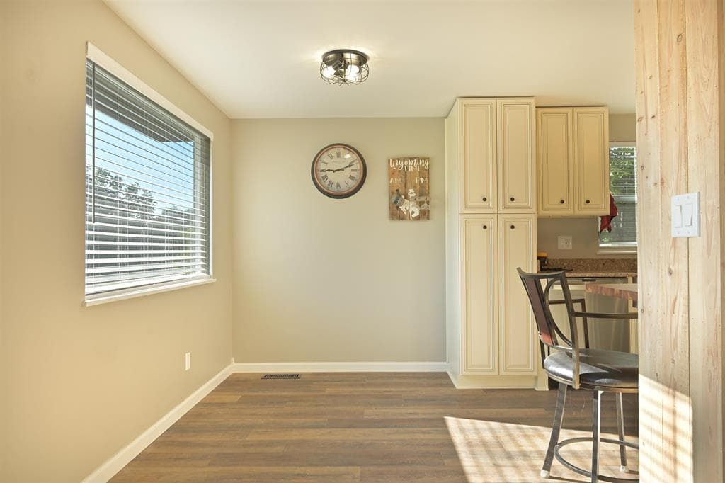 556 N Clark St — photo 11 of 24