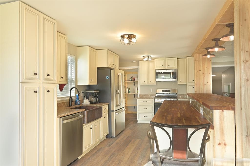 556 N Clark St — photo 13 of 24