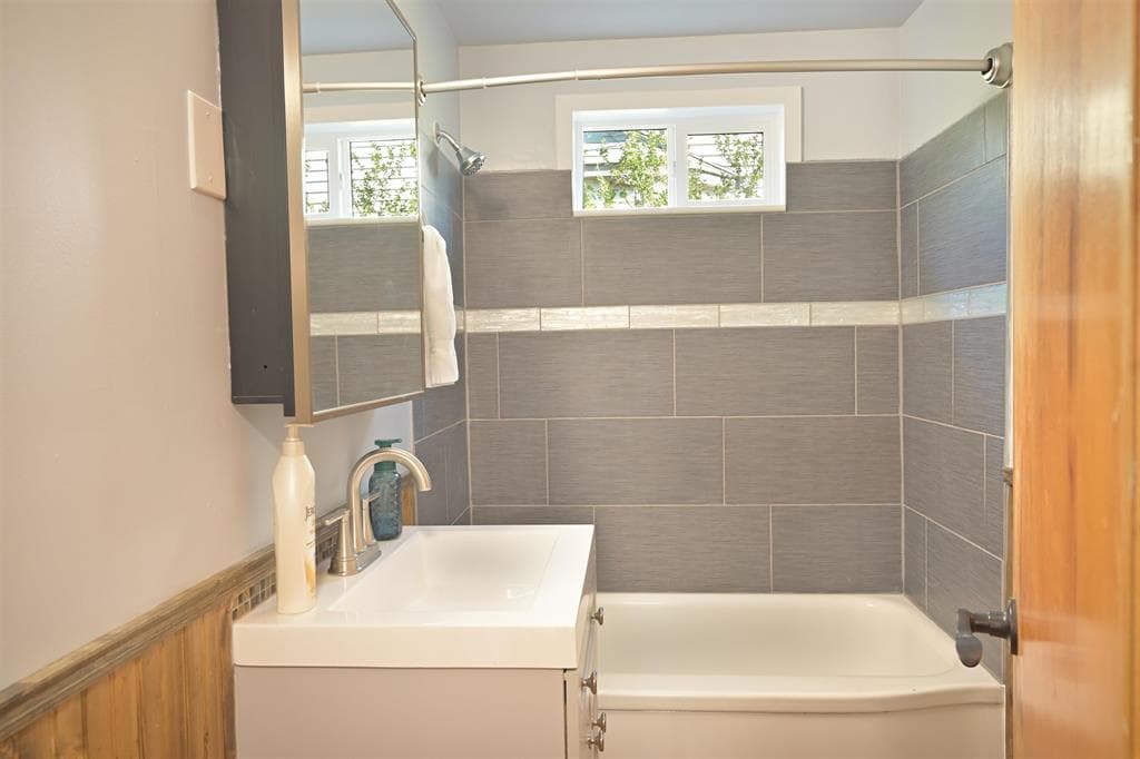 556 N Clark St — photo 16 of 24