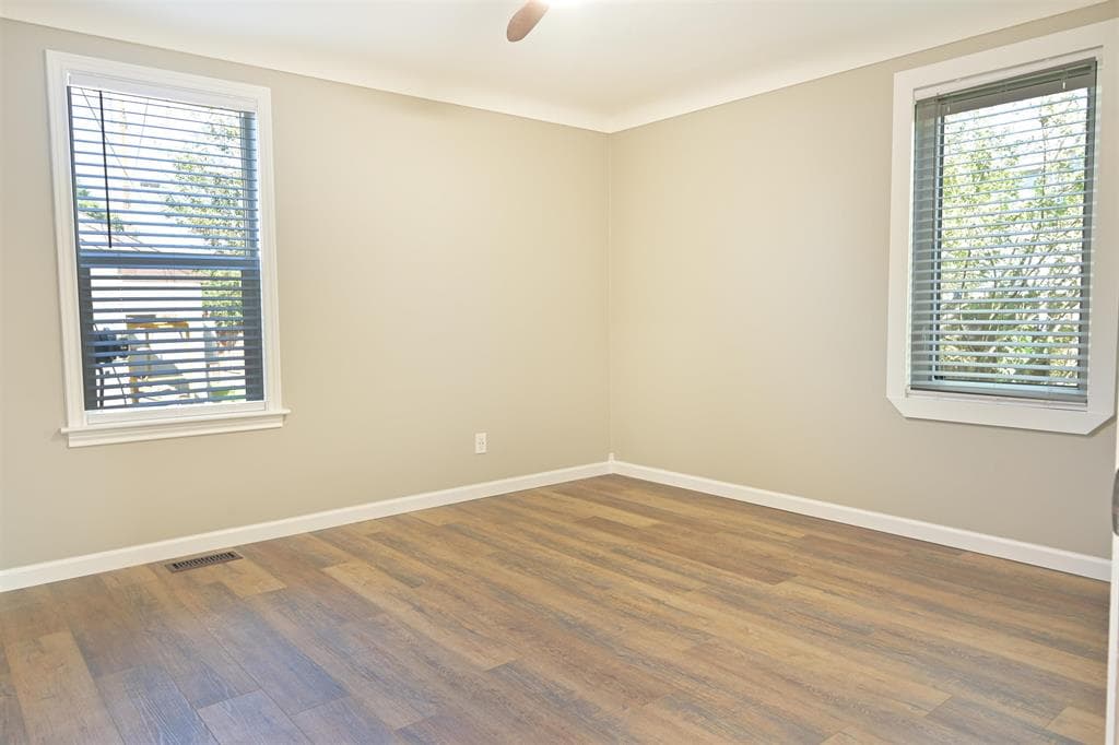 556 N Clark St — photo 17 of 24