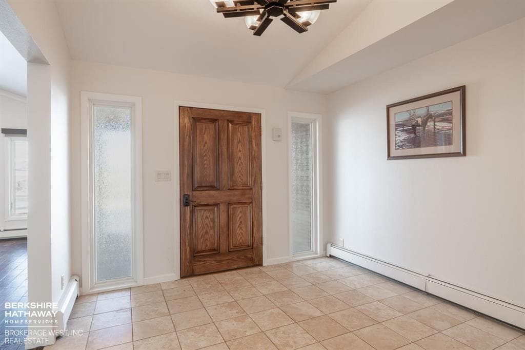 914 Skyline Dr — photo 2 of 25