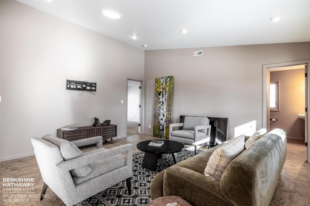914 Skyline Dr — photo 11 of 25