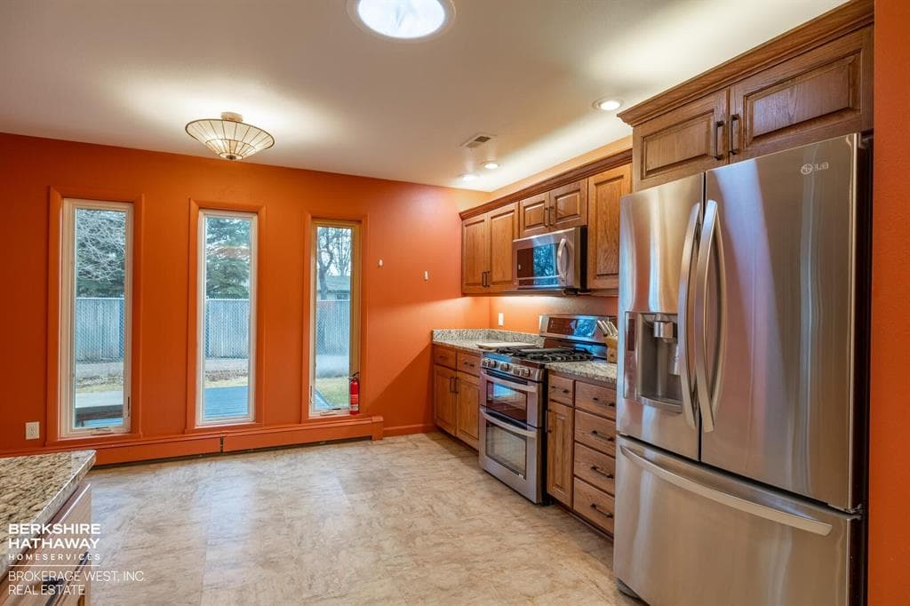 914 Skyline Dr — photo 13 of 25