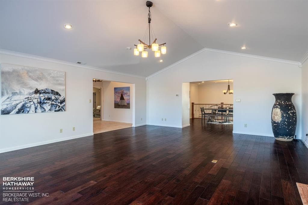 914 Skyline Dr — photo 7 of 25