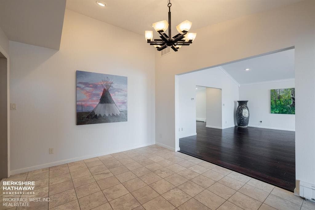 914 Skyline Dr — photo 8 of 25