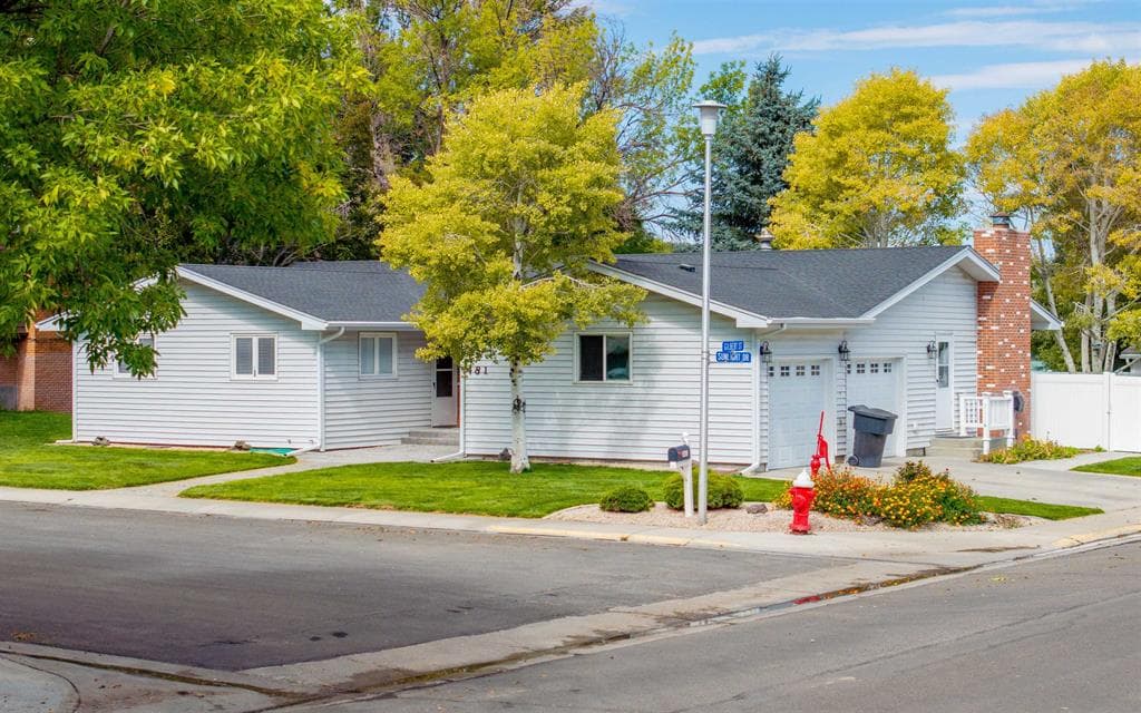 481 Sunlight Dr photo 1