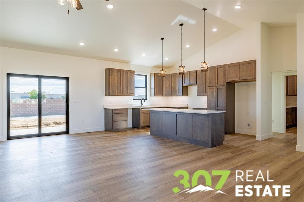 1010 Morning Glory Ln — photo 4 of 25