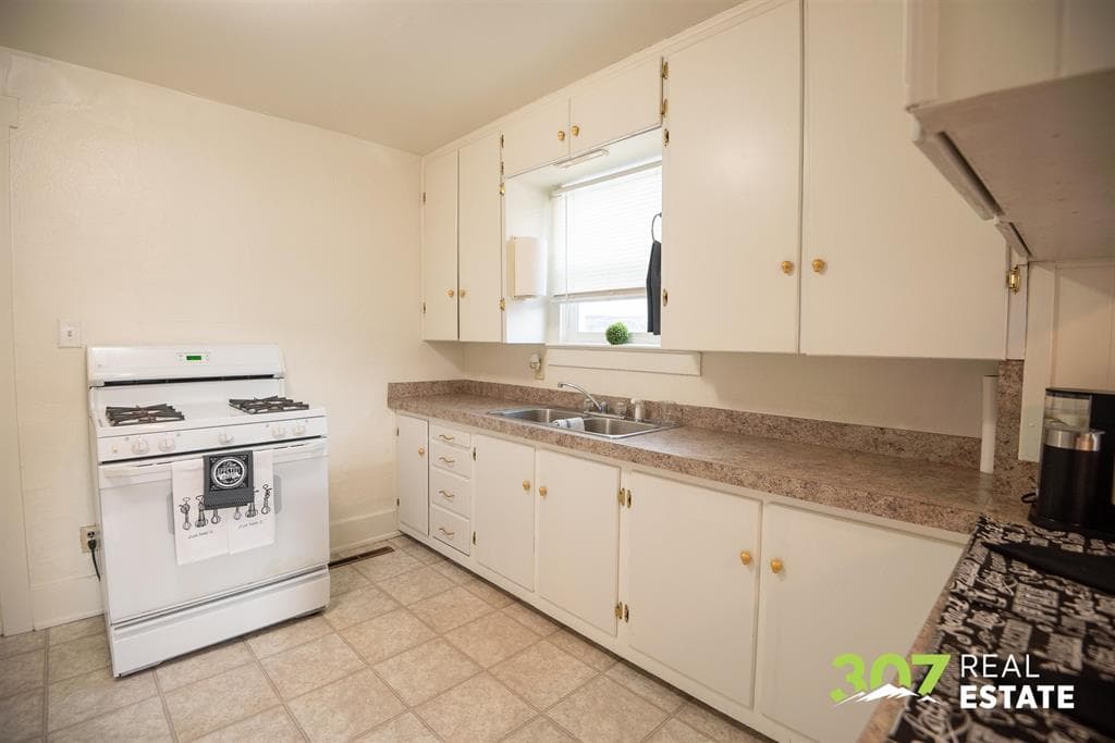 225 S Cheyenne St — photo 8 of 25