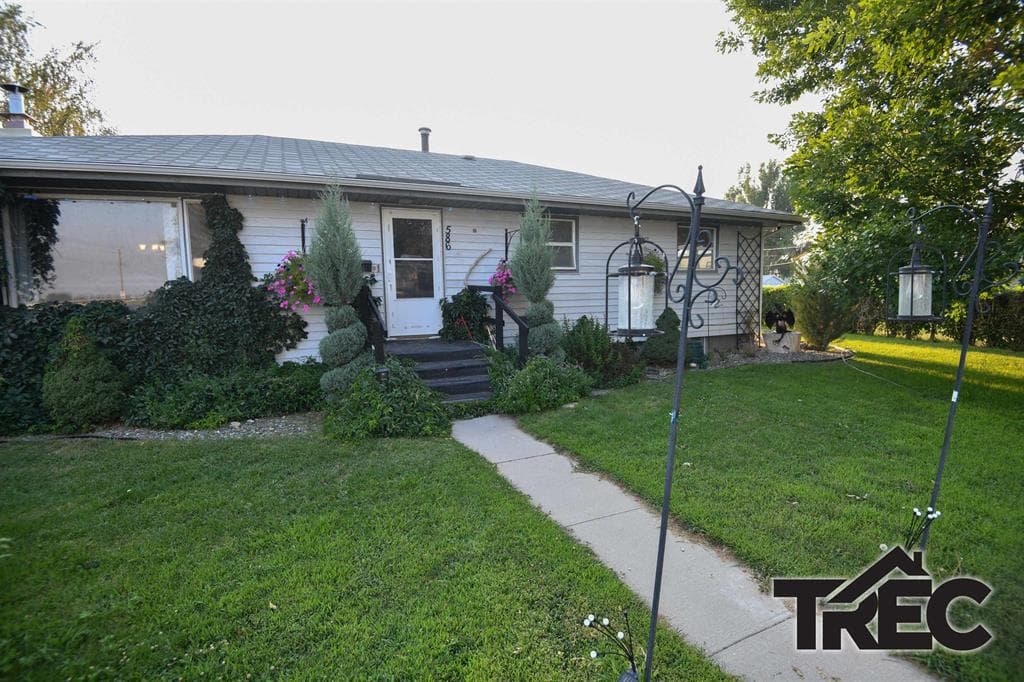 586 S Day St — photo 2 of 25