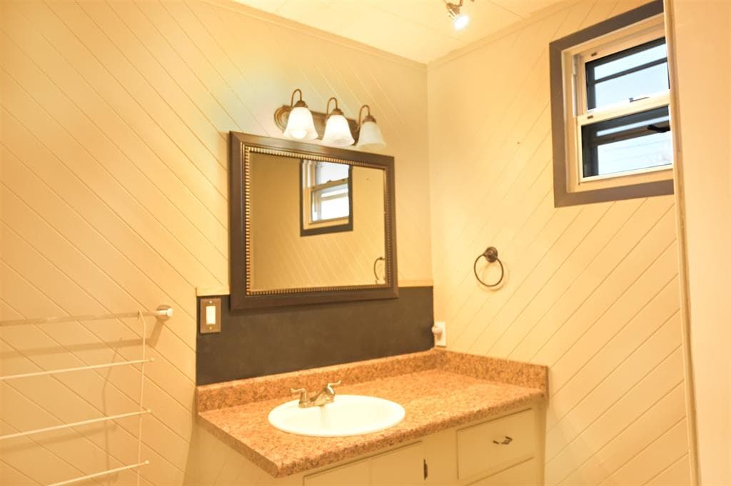 427 N Bernard St — photo 2 of 25