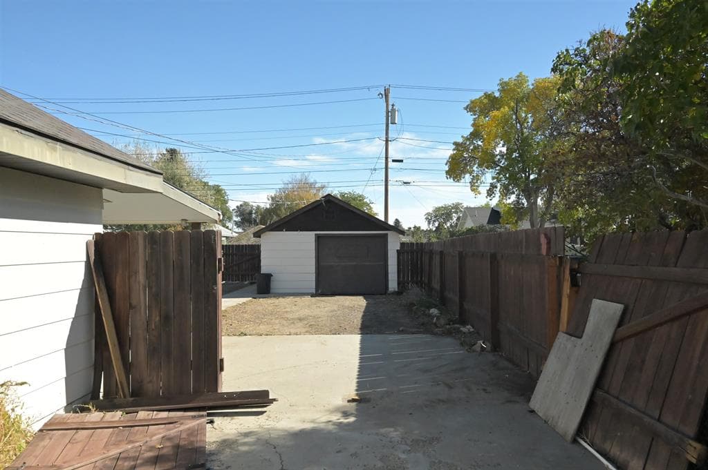 427 N Bernard St — photo 25 of 25